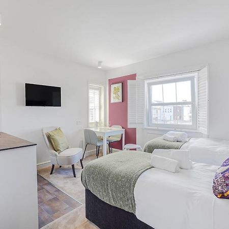 Stylish Eco Aparthotel In Фолкстон Екстер'єр фото